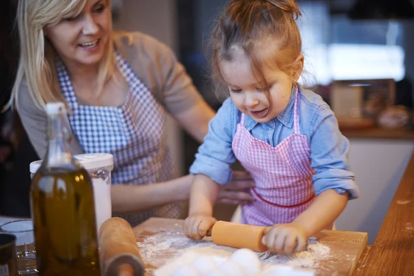 Nonna cucina con la nipote — Foto Stock