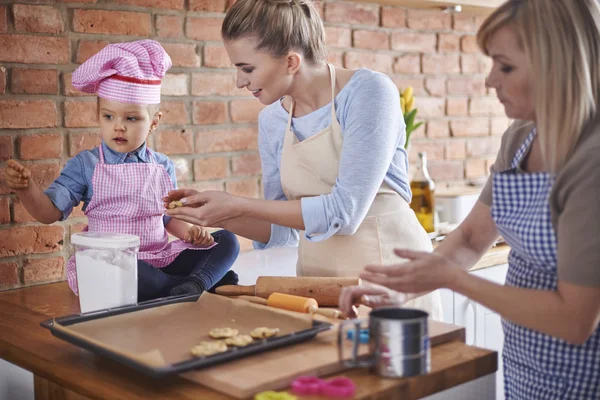 Familia horneando juntos — Foto de Stock