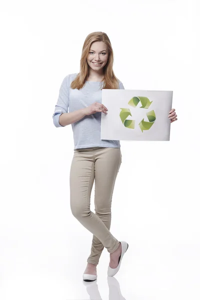 Mulher com sinal de reciclagem — Fotografia de Stock