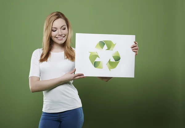 Mulher com sinal de reciclagem — Fotografia de Stock