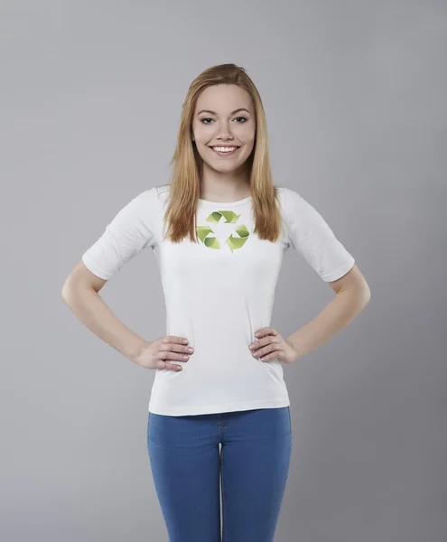 Žena se symbolem recyklace na tričko — Stock fotografie