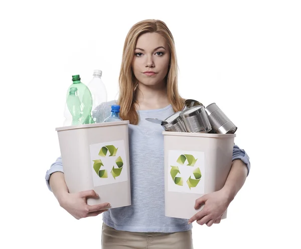 Νεαρή γυναίκα στην έννοια της ανακύκλωσης πλαστικών — Φωτογραφία Αρχείου