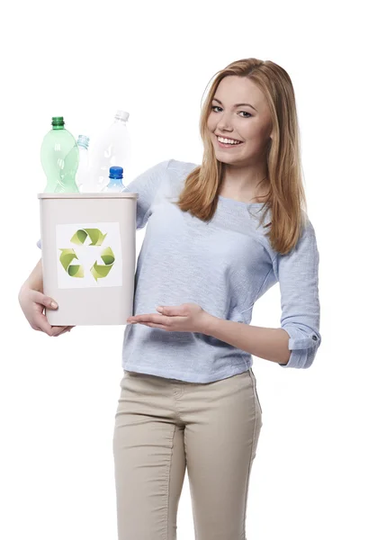 Jovem no conceito de reciclagem de plástico — Fotografia de Stock