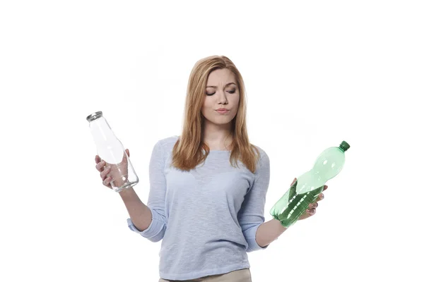 Mujer joven en concepto de reciclaje de plástico —  Fotos de Stock