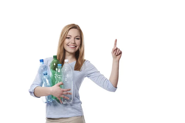 Giovane donna in plastica riciclare concetto — Foto Stock