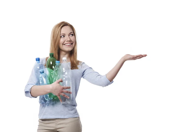 Ung kvinna i plast återvinning koncept — Stockfoto