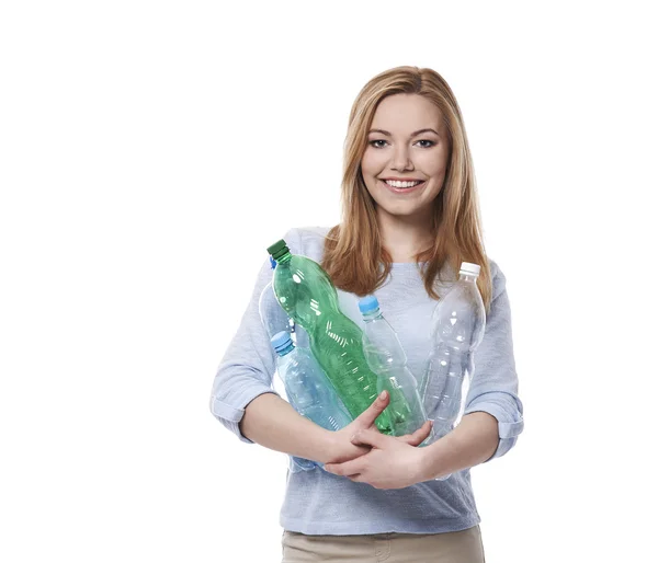 Jovem no conceito de reciclagem de plástico — Fotografia de Stock