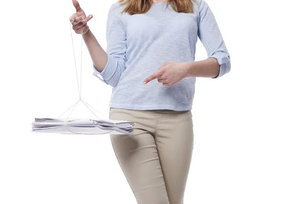 Mulher com pilha de papel no conceito de reciclagem — Fotografia de Stock