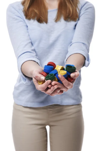 Stack di tappi di bottiglia nelle mani della donna — Foto Stock