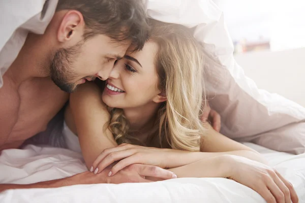 Junges Paar liegt im Bett — Stockfoto
