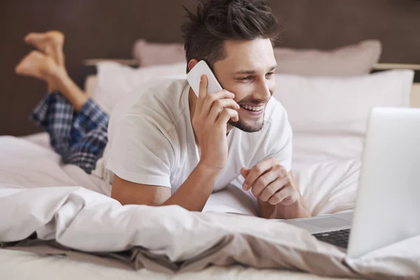 Homem usando a partir de tecnologia moderna — Fotografia de Stock