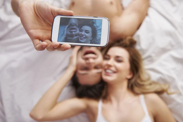 Jovem casal em casa — Fotografia de Stock