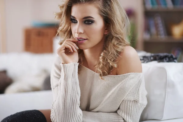 Jeune femme relaxante à la maison — Photo