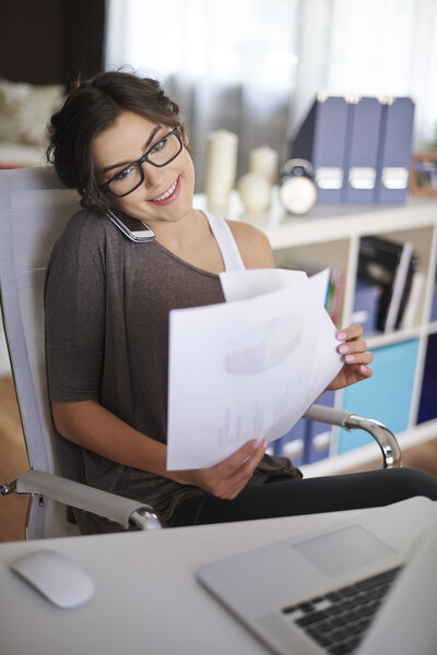 Mujer joven trabajando en casa — Foto de Stock