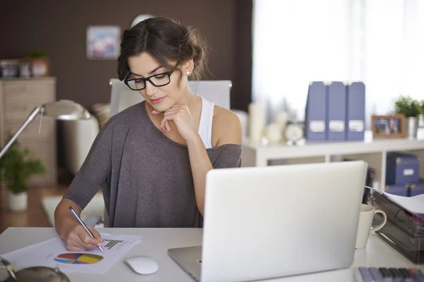 Jeune femme travaillant à la maison — Photo