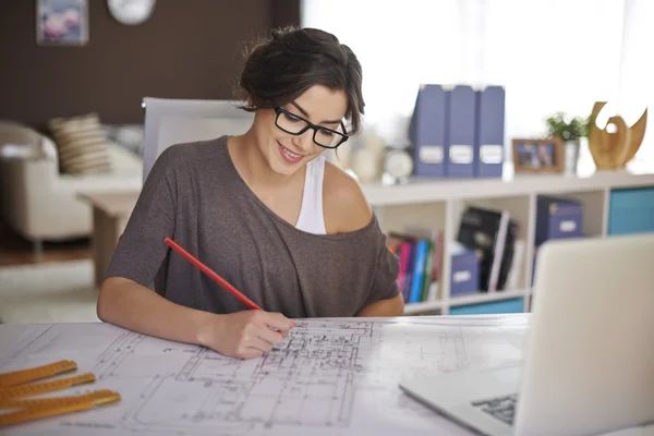 Jonge vrouw die thuis werkt — Stockfoto