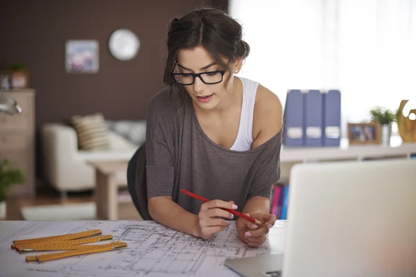 Junge Frau arbeitet zu Hause — Stockfoto