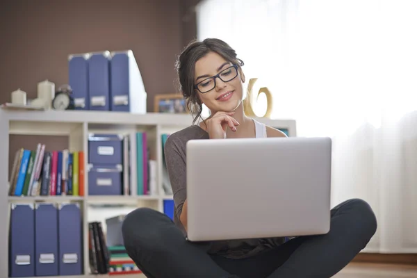 Mujer joven trabajando en casa — Foto de Stock