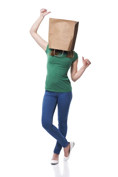 Женщина-эколог с бумажным пакетом на голове — стоковое фото