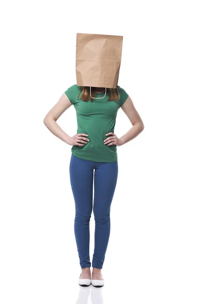 Женщина-эколог с бумажным пакетом на голове — стоковое фото