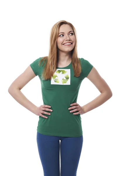 Žena se symbolem recyklace na tričko — Stock fotografie