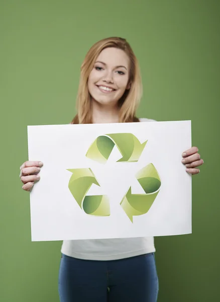 Mulher com sinal de reciclagem — Fotografia de Stock