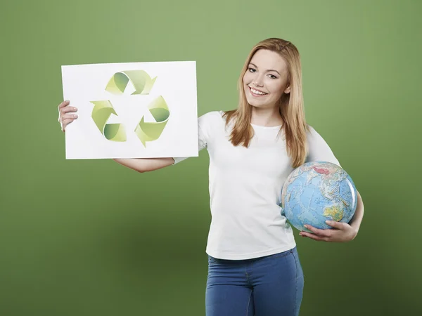 Mulher com sinal de reciclagem — Fotografia de Stock