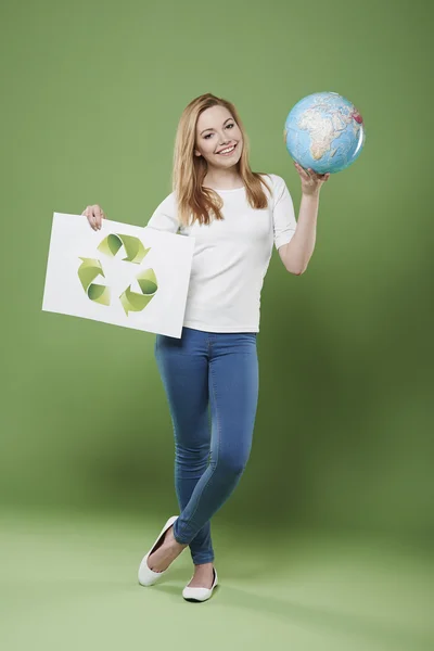 Žena s recyklaci znamení — Stock fotografie