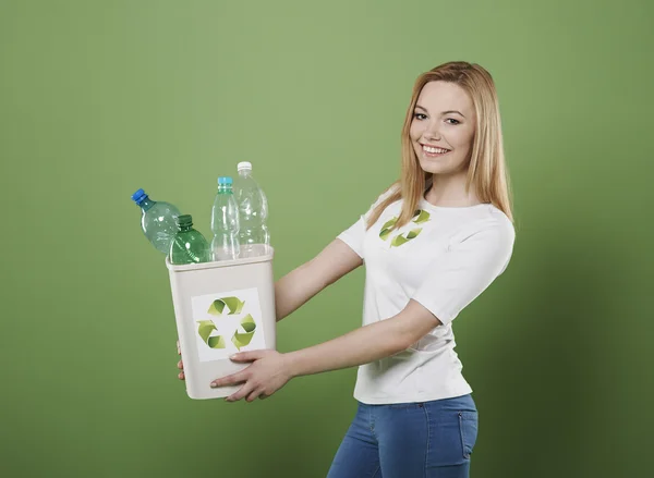 Jovem mulher no conceito de reciclagem — Fotografia de Stock