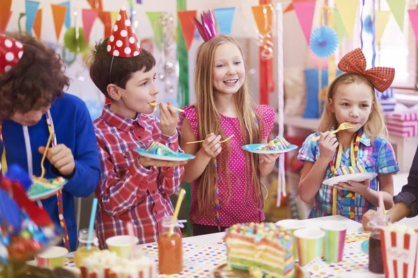 Kinder bei der Geburtstagsfeier — Stockfoto