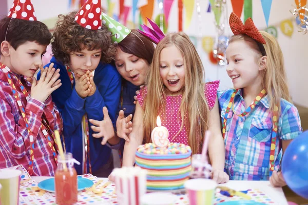 Children at the birthday party — Stock Photo, Image