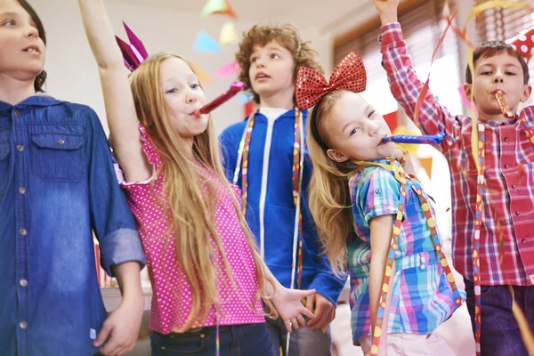 Niños en la fiesta de cumpleaños — Foto de Stock