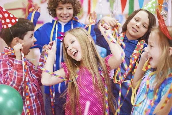 Kinder bei der Geburtstagsfeier — Stockfoto