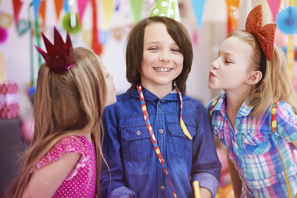 Kinder auf der Geburtstagsparty — Stockfoto