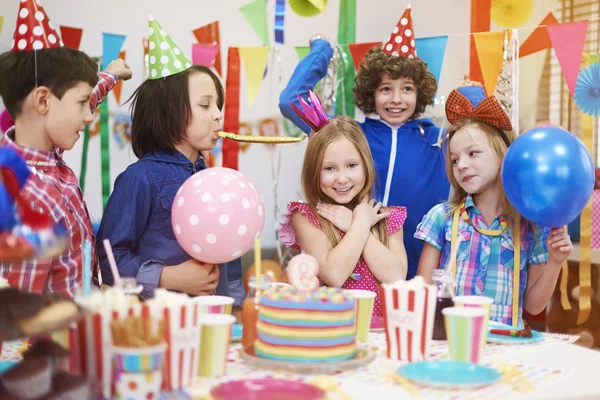 Bambini alla festa di compleanno — Foto Stock