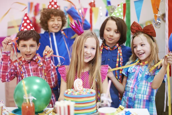 Niños en la fiesta de cumpleaños —  Fotos de Stock