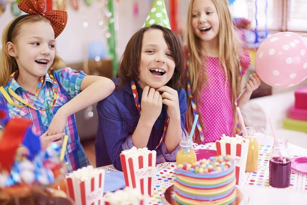 Kinder auf der Geburtstagsparty — Stockfoto