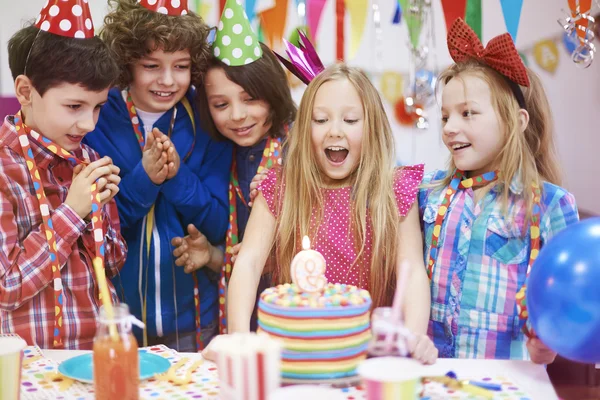 Kinder bei der Geburtstagsfeier — Stockfoto