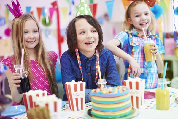 Kinder auf der Geburtstagsparty — Stockfoto