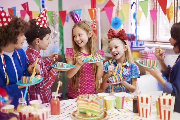 Enfants à la fête d'anniversaire — Photo