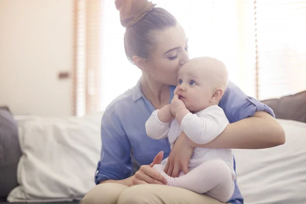 Mãe com sua filha bebê — Fotografia de Stock