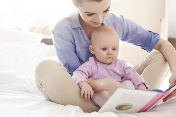 Мати читає своїй дитині — стокове фото