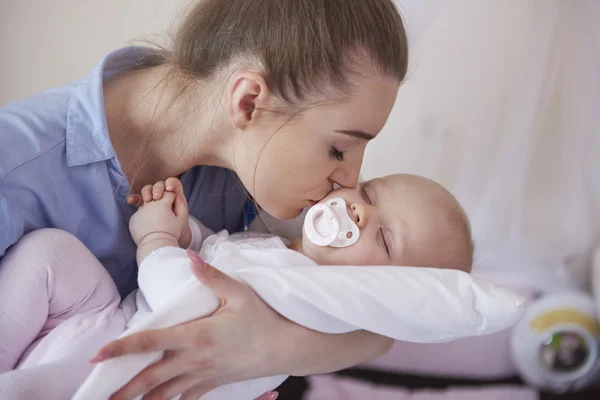 Mor med dottern baby — Stockfoto