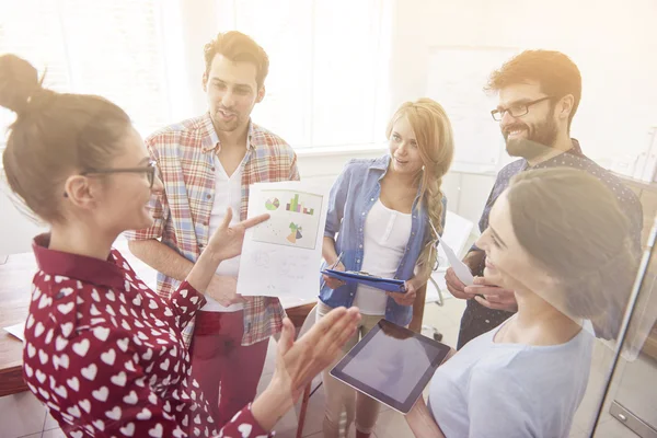 Équipe de créativité travaillant ensemble — Photo