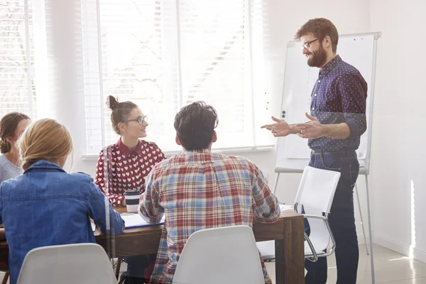 Équipe de créativité travaillant ensemble — Photo