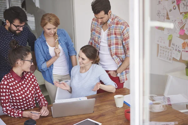 Equipo de creatividad trabajando juntos — Foto de Stock