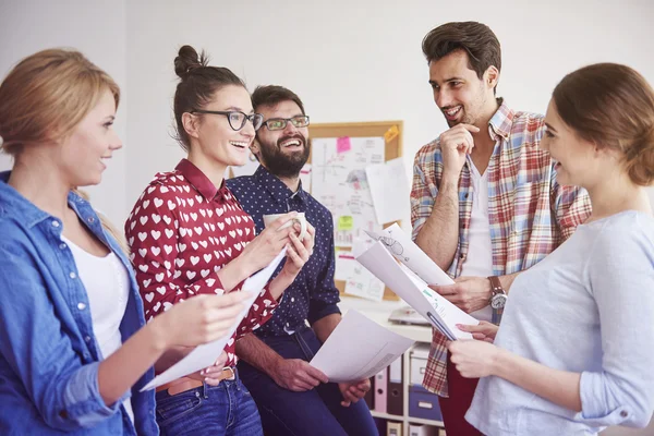 Équipe de créativité travaillant ensemble — Photo