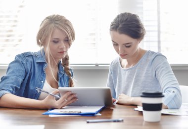 Genç yaratıcı iş kadınları