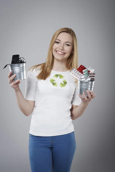 Mulher no conceito de reciclagem — Fotografia de Stock