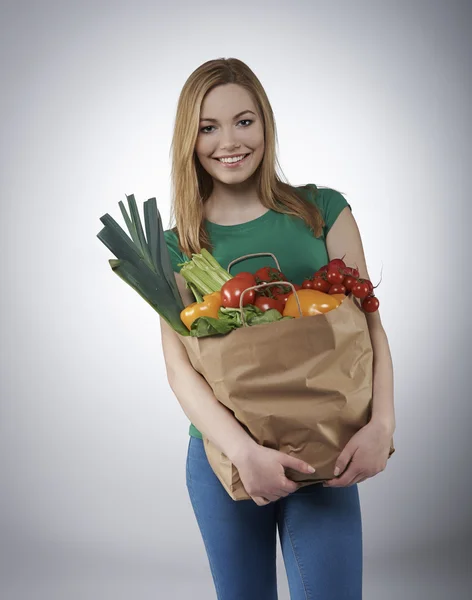 Kvinna med korg full av hälsosamma livsmedel — Stockfoto